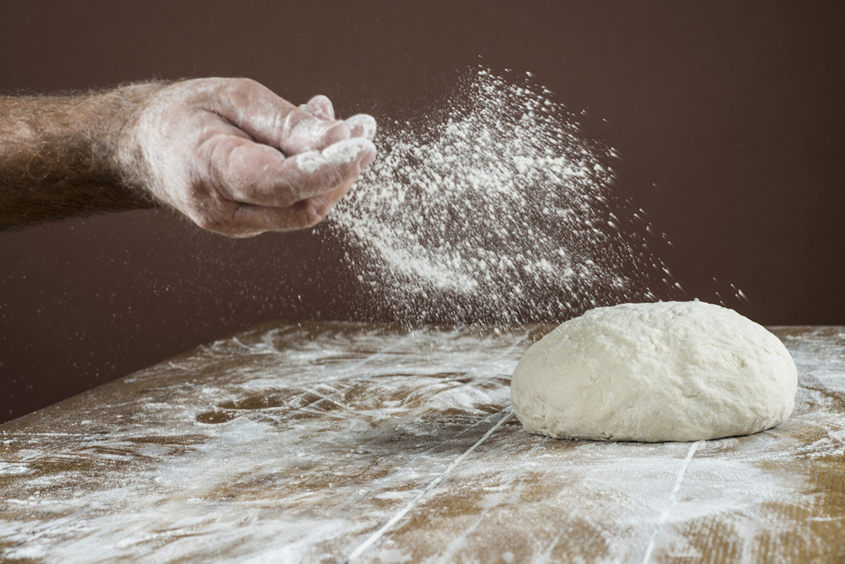 Saupoudrer la pâte du pain avant la cuisson