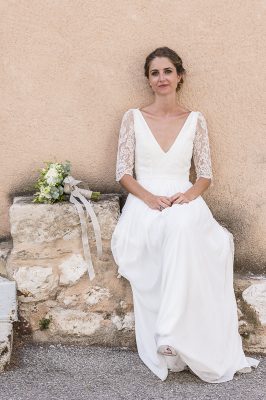 La mariée prend la pose en attendant le marié à Ventabren en Provence