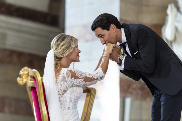 nathalie-et-raphael-photos-de-mariage-marseille-cathedrale-de-la-major-baise-main